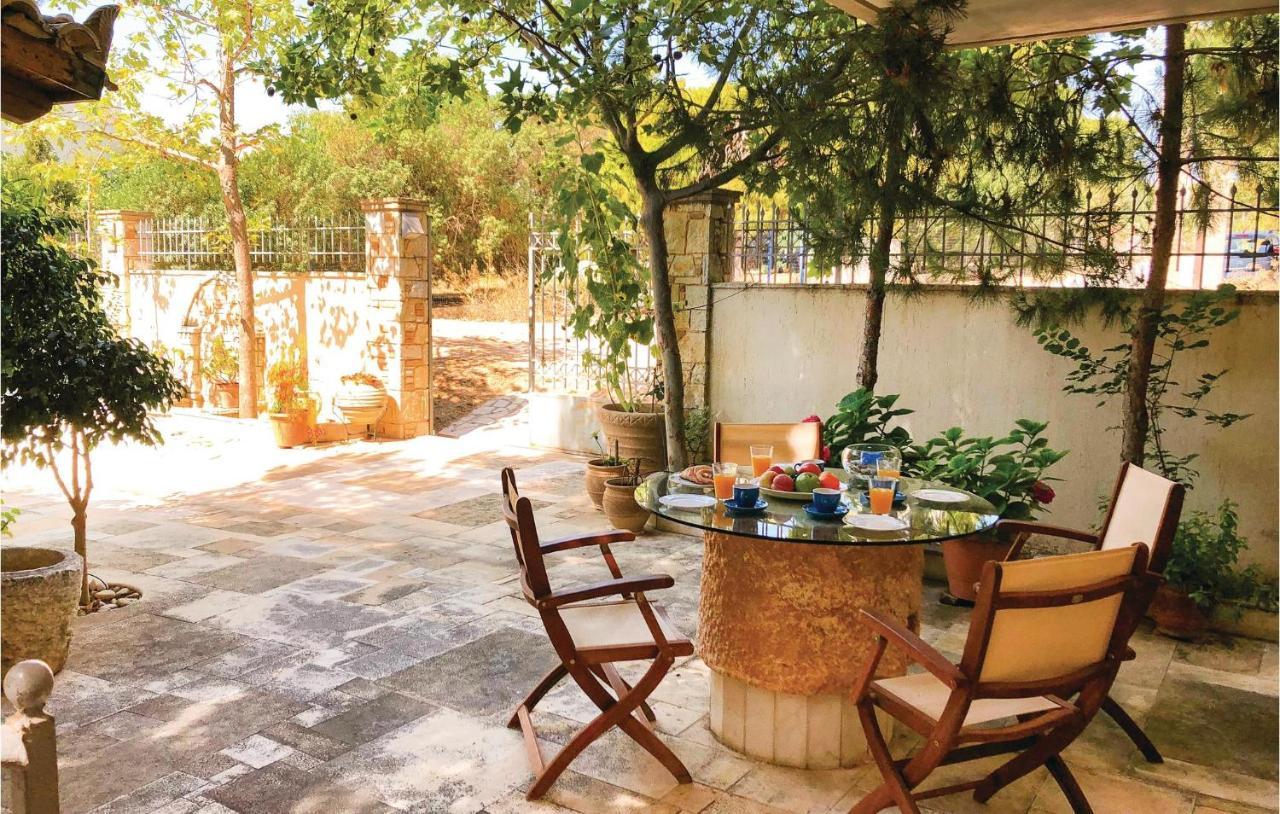 Amazing Home In Artemida With Kitchen Buitenkant foto